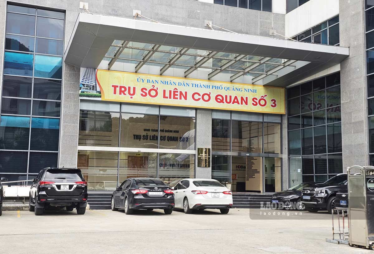 Biển tên Trụ sở liên cơ quan số 3 đã được thay từ “tỉnh Quảng Ninh” thành “thành phố Quảng Ninh”. Ảnh: Đoàn Hưng