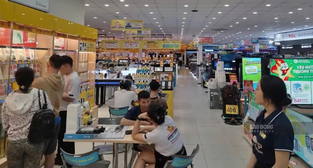 Mùa Back to school ghi nhận lượng khách hàng lớn tại các hệ thống, chuỗi bán lẻ lớn. Ảnh: Nguyễn Đăng
