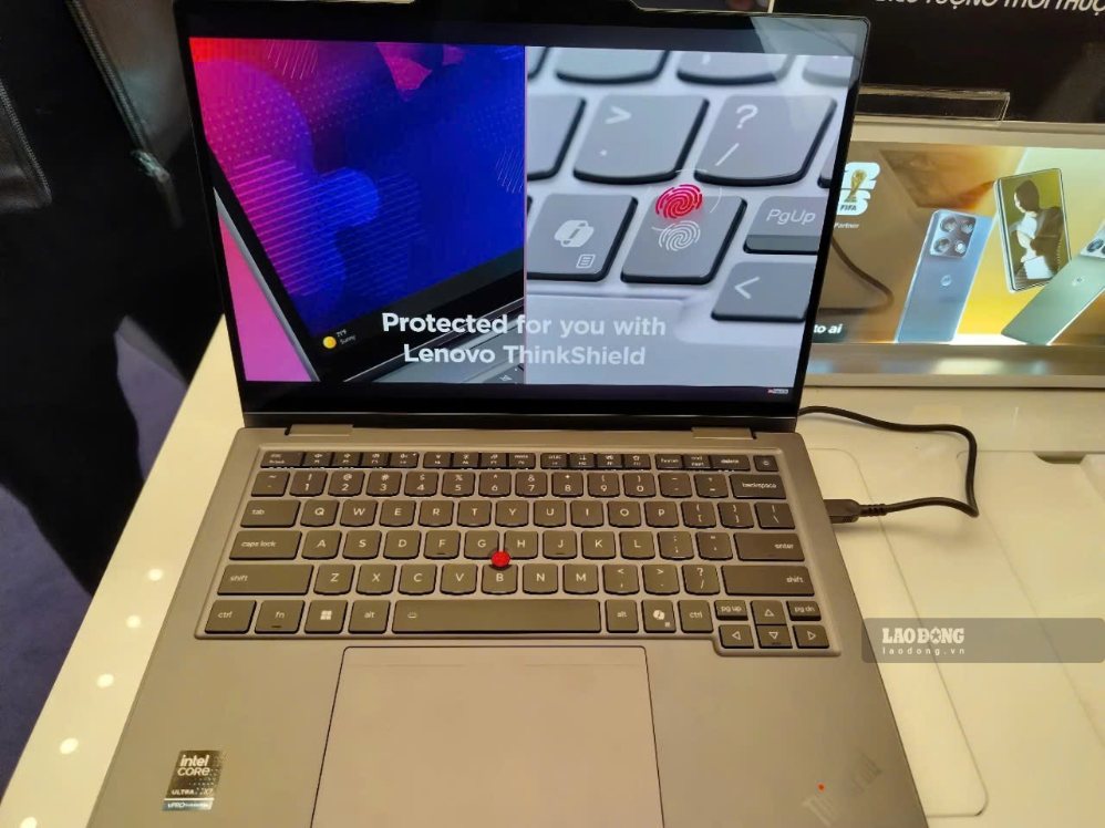Laptops are one of the best-selling items this school opening season. Photo: Nguyen Dang