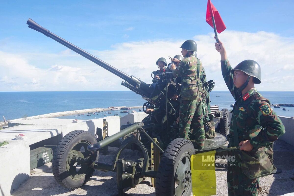 Officers and soldiers of Bach Long Vi Island Defense Battalion, Hai Phong firmly hold guns at the forefront of the waves. Photo: Xuan Nha