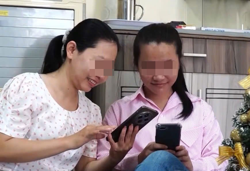 Gia đình đóng vai trò quan trọng trong việc giúp trẻ an toàn hơn giữa môi trường thực và ảo. Ảnh: Câu chuyện cuộc sống 