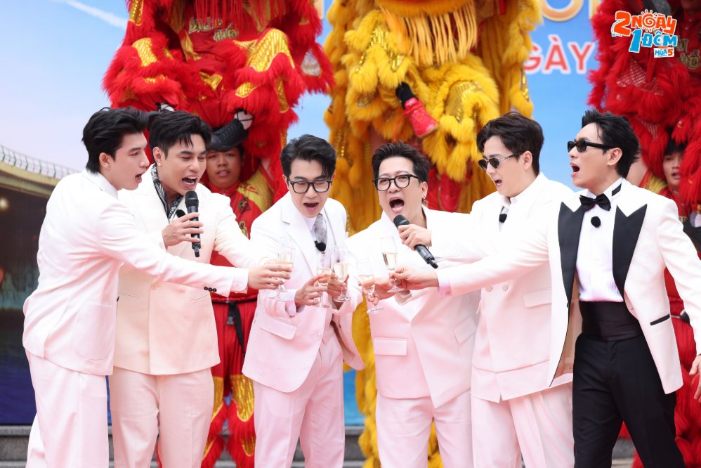 Các thành viên trải qua loạt thử thách trong vai những nhân sự của một công ty du lịch. Ảnh: Chương trình cung cấp