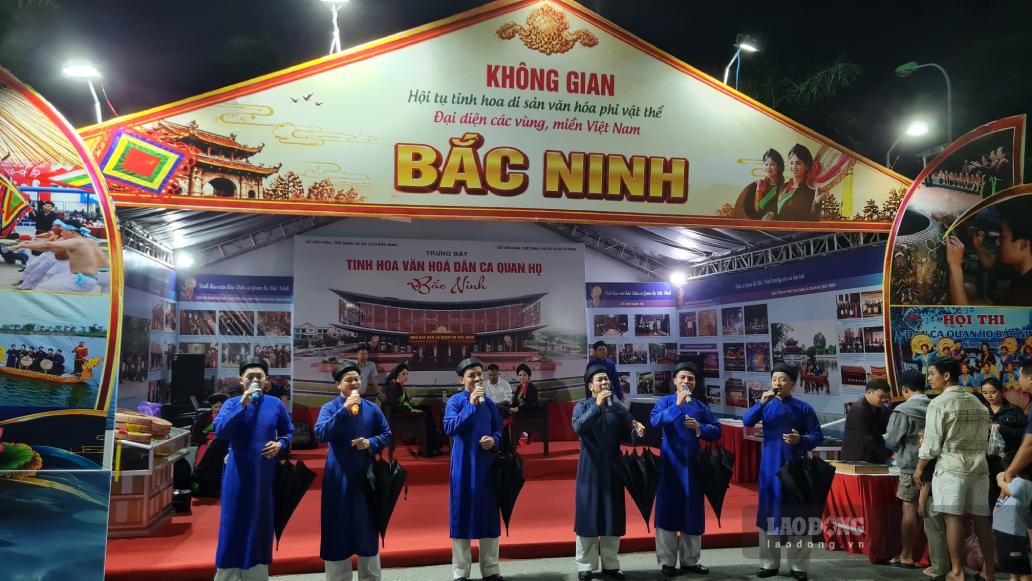 Quan họ Bắc Ninh cất lên tiếng hát tại xứ sở Đờn ca tài tử Nam bộ. Ảnh: Nhật Hồ.