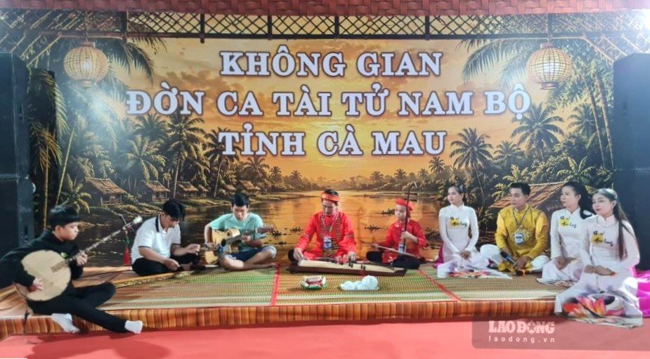 Đờn ca tài tử điểm nhấn của Ngày hội. Ảnh: Nhật Hồ.