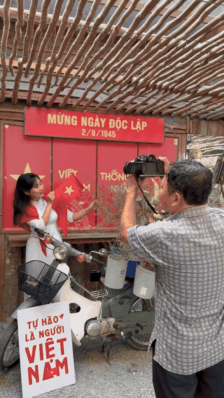Quán cà phê rực sắc đỏ ở Cần Thơ thu hút nhiều người check-in