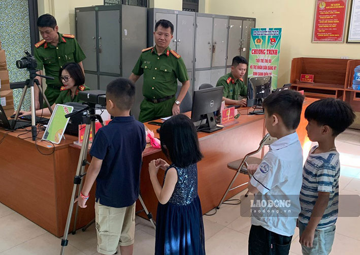 Trẻ dưới 14 tuổi đi làm thủ tục cấp thẻ căn cước ở Hà Nội. Ảnh: Q.Tấn