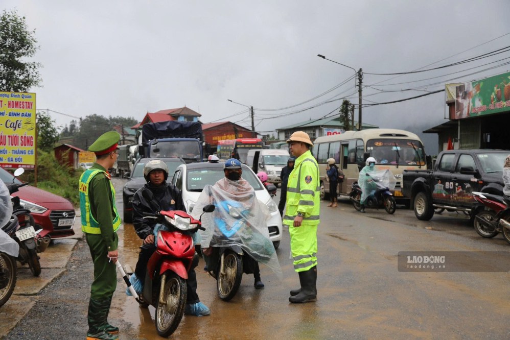 Lao Cai traffic police are on duty 24/24h on tourist routes. Photo: Pham Bang