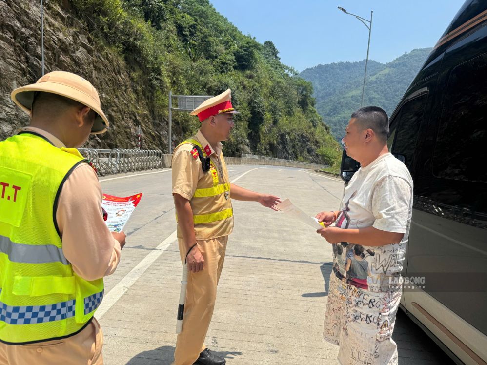 Tăng cường kiểm tra các phương tiện vận tải để đảm bảo ATGT. Ảnh: Phạm Bằng