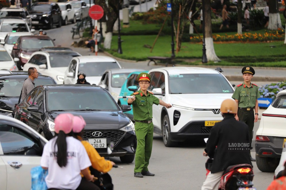 Lực lượng công an luôn túc trực, phân luồng để giao thông Sa Pa được thông suốt.