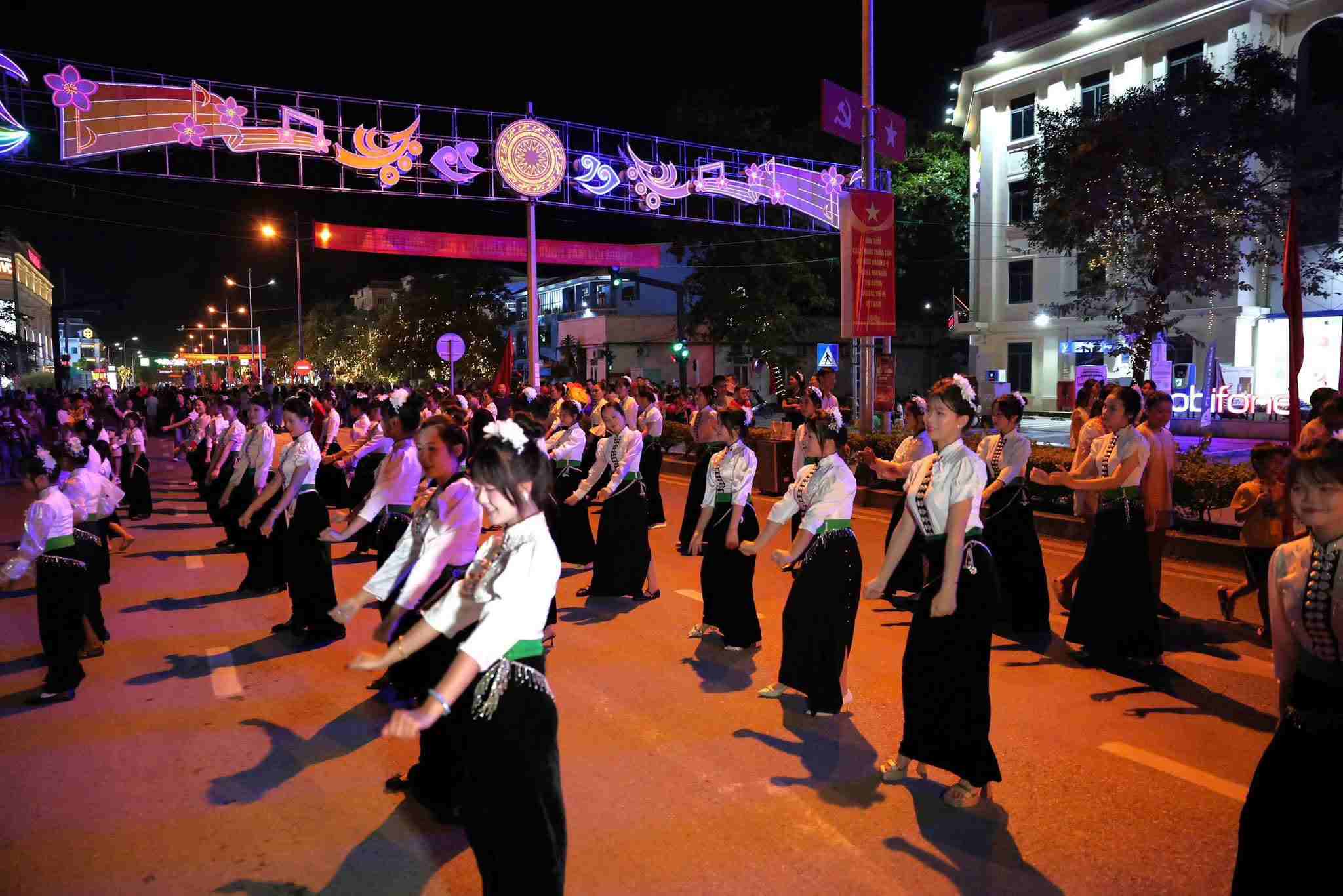 Ngoài những tiết mục xiếc, những cô gái trong trang phục người Thái đã trình diễn những điệu xòe duyên dáng. Ảnh: Sở VHTTDL Điện Biên