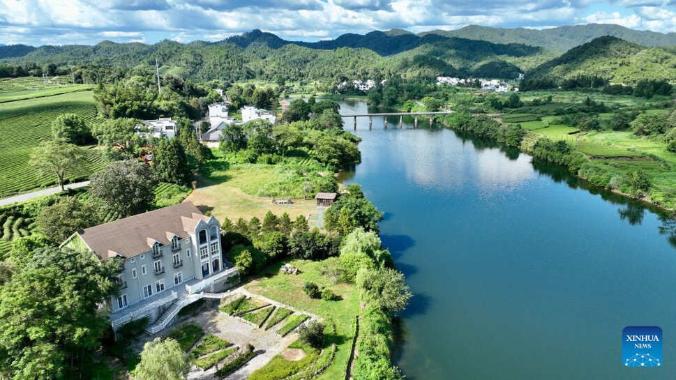 Rural tourism network with more than 1,300 homestays in Wuyuan (China) creates local livelihoods for more than 80,000 workers. Photo: Xinhua