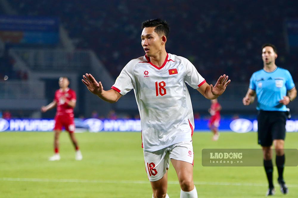 Nguyen Hai Long made his mark with 1 goal and 1 assist in Vietnam's 3-0 victory over Indonesia. Photo: Thanh Vu