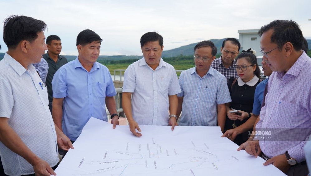 Leaders of the Provincial Party Committee and People's Committee of Dak Lak province regularly inspect the field, remove obstacles in site clearance work, and urge projects being implemented in the area. Photo: Minh Hue