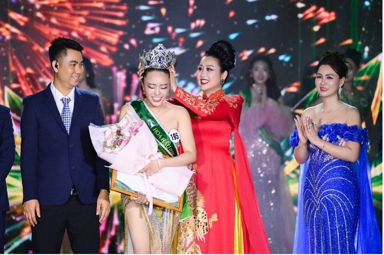 Le réalisateur Trung Hoàng (à gauche) et les juges remettent la couronne à la nouvelle Miss. Photo: Comité d'organisation.