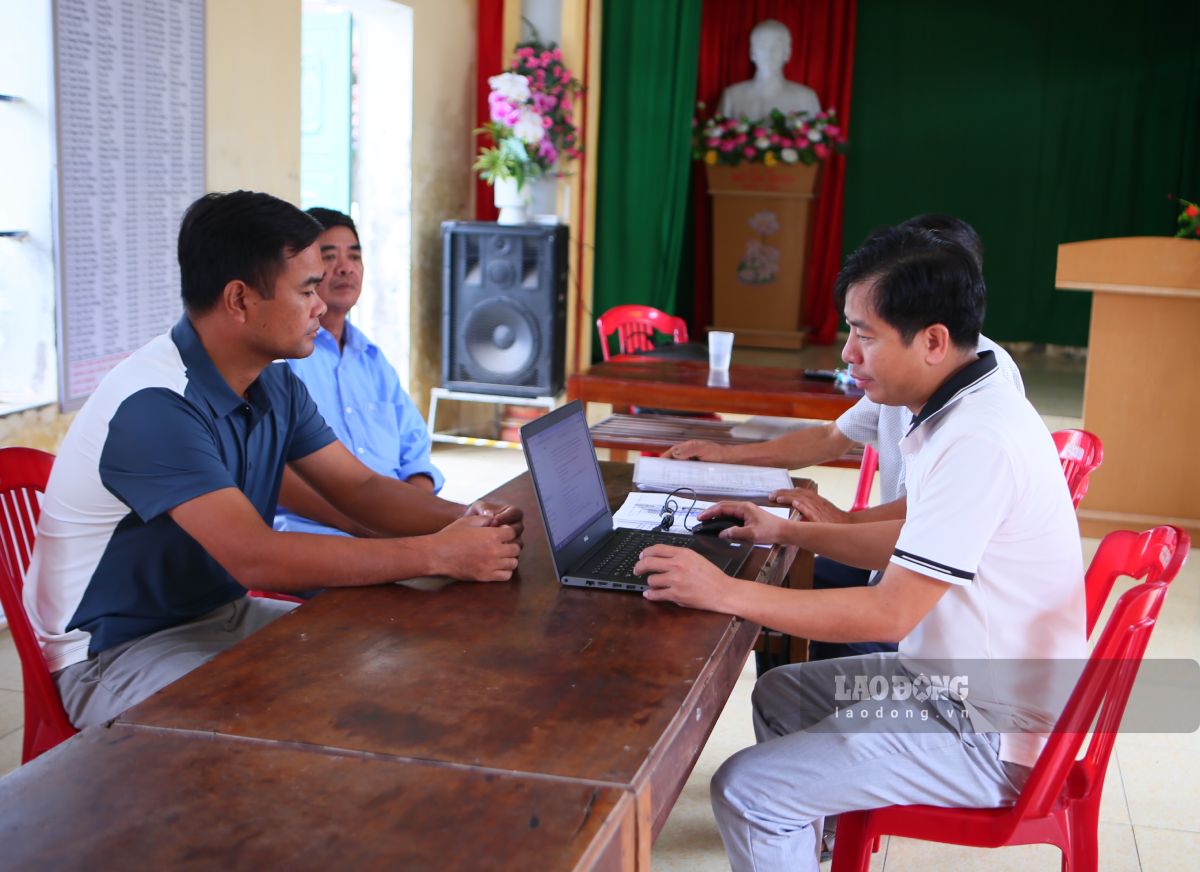 The young village head after the merger in Ninh Binh helps bring a dynamic approach, reaching people faster. Photo: Luong Ha