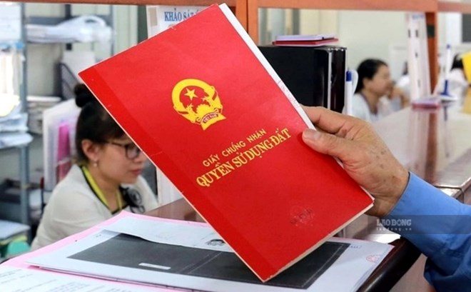 The draft revised Land Law removing the regulation requiring notarization and certification of land is causing many concerns about legal risks in transactions. Photo: Phan Anh