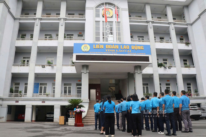 Lễ chào cờ góp phần lan tỏa tinh thần trách nhiệm trong cán bộ công đoàn. Ảnh: Mạnh Hùng