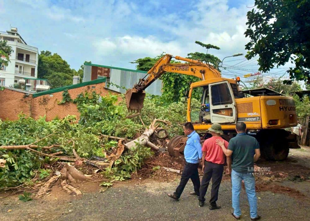 Cơ quan chức năng vẫn đang tiến hành công tác giải phóng mặt bằng, thi công tuyến đường Tôn Đức Thắng. Ảnh: Bảo Trung
