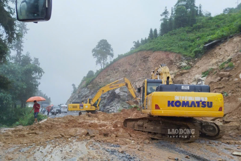 Scene of nearly 200m3 of soil and rock landslide on National Highway 4D towards Sa Pa in the early morning of August 4. Photo: Dinh Dai