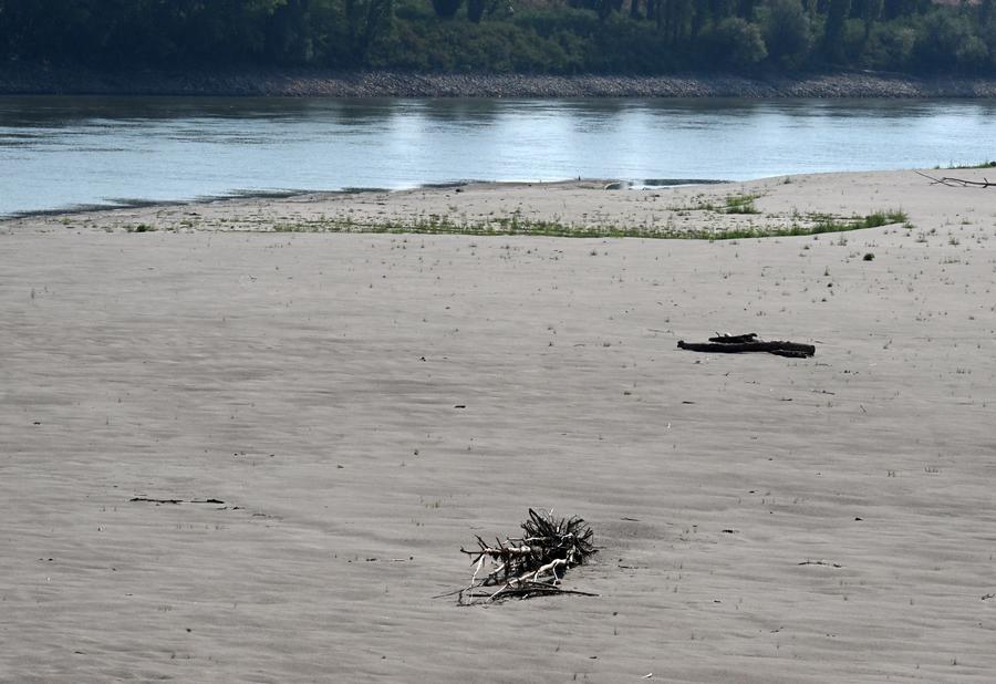 Prolonged drought in Europe has caused the Po River water level in Mantova city (Italy) to drop seriously, August 1, 2026. Photo: Xinhua