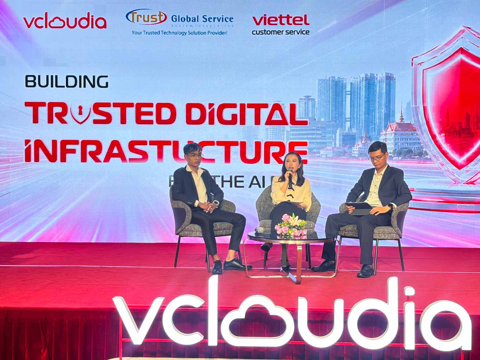 Ms. Nguyen Hoang Lan shared at the event "Building a reliable digital infrastructure for the AI era". Photo: Viettel