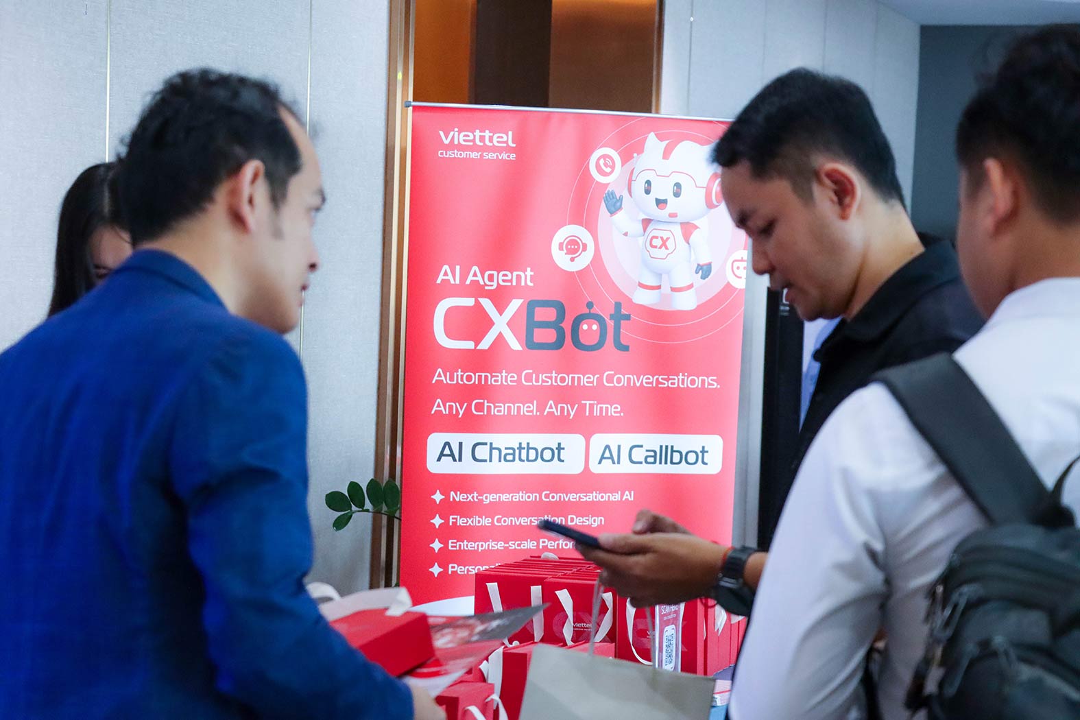 Khách hàng doanh nghiệp tại Campuchia quan tâm đến các giải pháp công nghệ về CX. Ảnh: Viettel