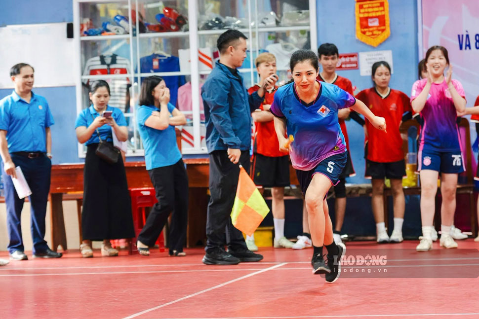 Union members and workers compete in the relay event. Photo: Huy Trang