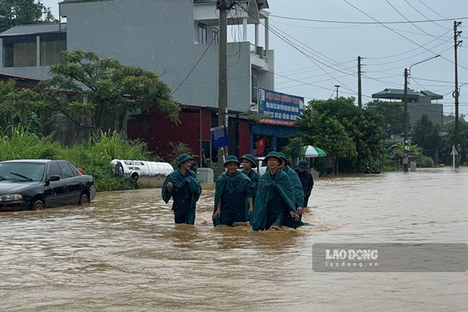 Chính quyền địa phương huy động lực lượng khắc phục hậu quả thiên tai. Ảnh: Duy Long