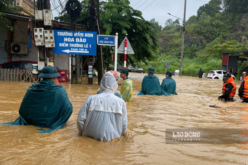 Heavy rain causes localized flooding on many roads in Lao Cai ward in the morning of August 3. Photo: Duy Long
