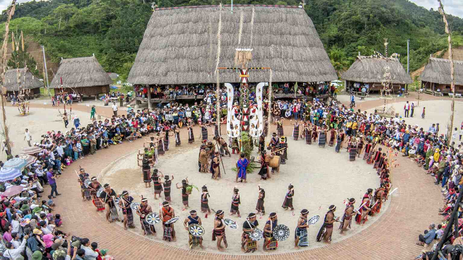 Tang tung da da dance - a typical performance art of the Co Tu people, Da Nang every festival occasion. Photo: Da Nang Tourism Promotion Center