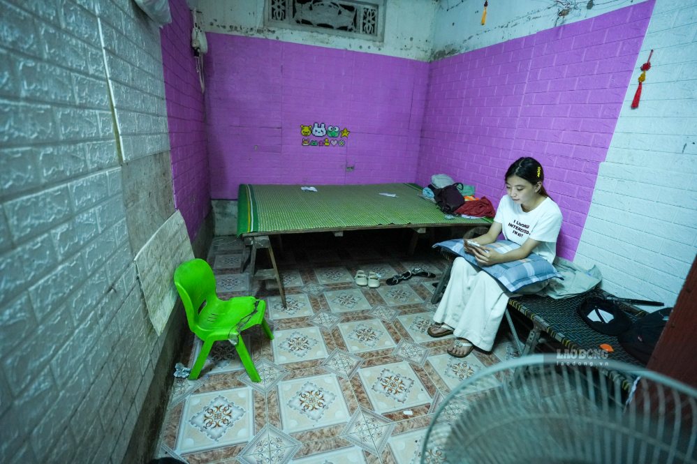 Còn đây là phòng trọ rộng khoảng 15m² của chị Ngọc Ánh (công nhân ở Khu công nghiệp Thăng Long) chỉ kê vừa chiếc giường, ghế xếp và vali.