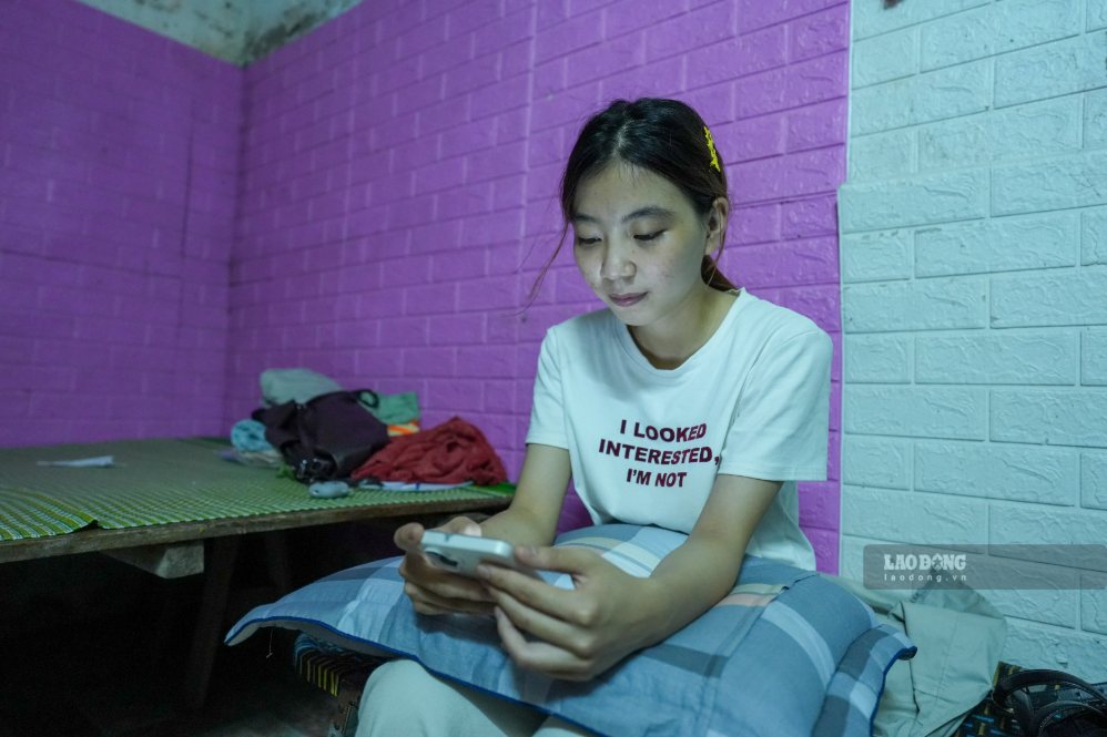 Phòng chị thuê ở thôn Bầu với giá 400.000 đồng. Chị Ánh sống một mình, vừa ra Hà Nội nên chưa sắm sửa nhiều. Nhà vệ sinh, không gian sinh hoạt chung nằm ở bên ngoài.