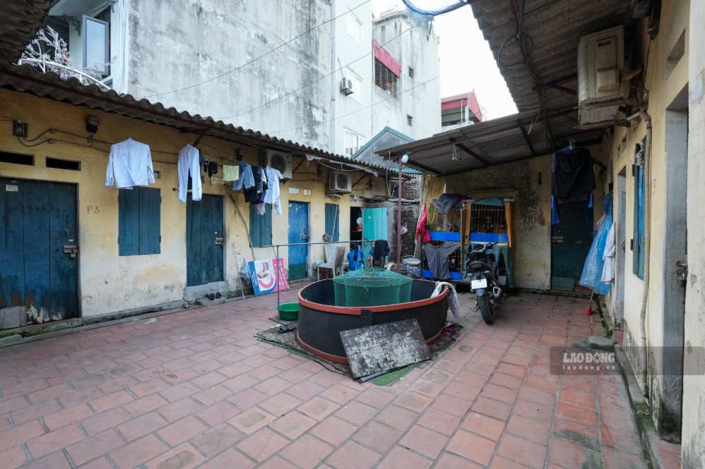 Ghi nhận cho thấy, nhiều phòng trọ công nhân được người dân xây để cho lao động thuê. tại thôn Bầu, Hậu Dưỡng, Nhuế (xã Thiên Lộc, Hà Nội), hầu hết phòng trọ cũ kỹ có thâm niên từ 15 - 20 năm, đều đã xuống cấp. Do vậy, giá thuê cũng rất rẻ, từ 400.000 - 600.000 đồng/tháng.