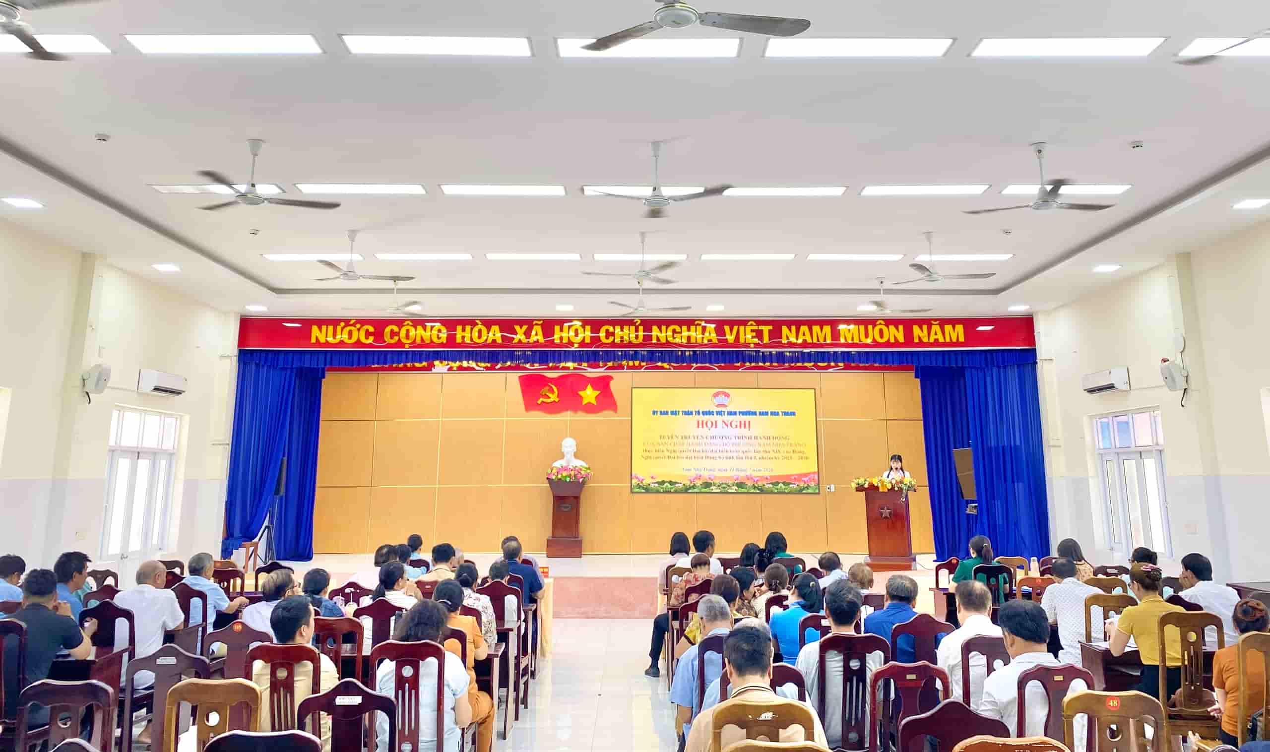 El Comité de Trabajo del Frente de las organizaciones vecinales continúa coordinándose con las organizaciones sociopolíticas para implementar el movimiento de emulación. Foto: Proporcionada por el Comité Popular del barrio de Nam Nha Trang