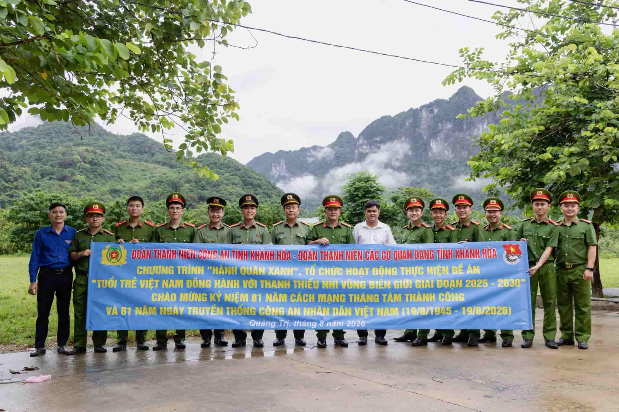 Youth of Party agencies of Khanh Hoa province and agencies in Quang Tri organize programs towards border areas. Photo: Khanh Hoa Provincial Youth Union provided