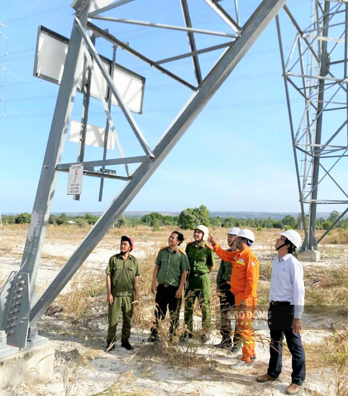 Lực lượng an ninh kinh tế Công an Lâm Đồng phối hợp với các đơn vị kiểm tra tuyến đường dây truyền tải điện 500kV trên địa bàn tỉnh. Ảnh: Nam Nguyễn