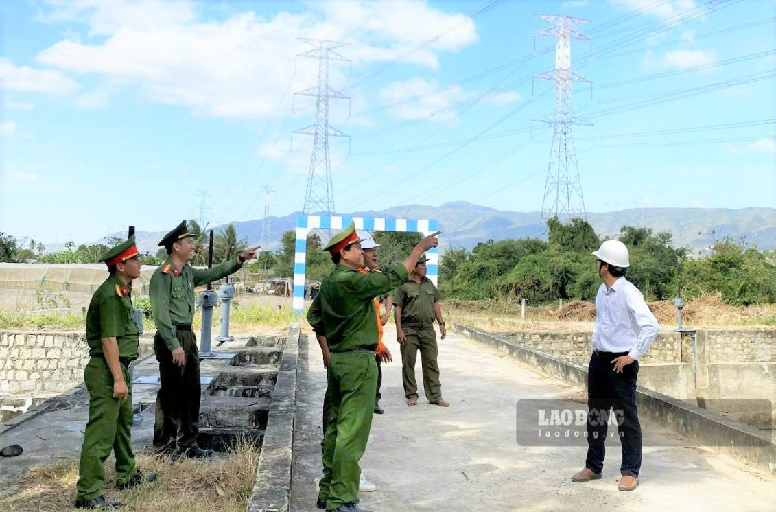 Economic Security forces inspect the safety of power grids in Lam Dong province. Photo: Nam Nguyen