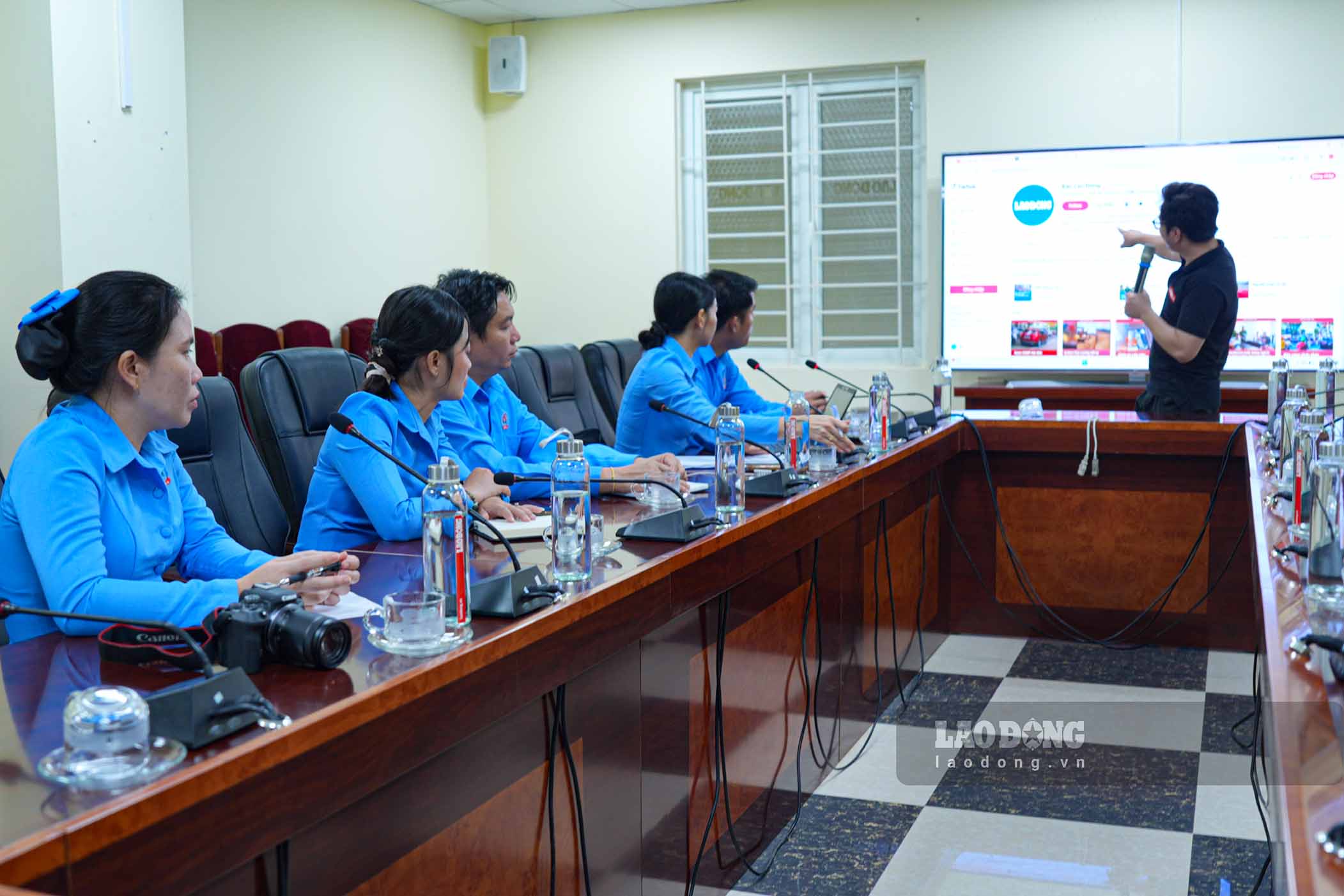 Professional exchange between Lao Dong Newspaper - Heng Ngan Newspaper and the Public Information Department (Central Confederation of Laos Trade Unions). Photo: Dinh Thien