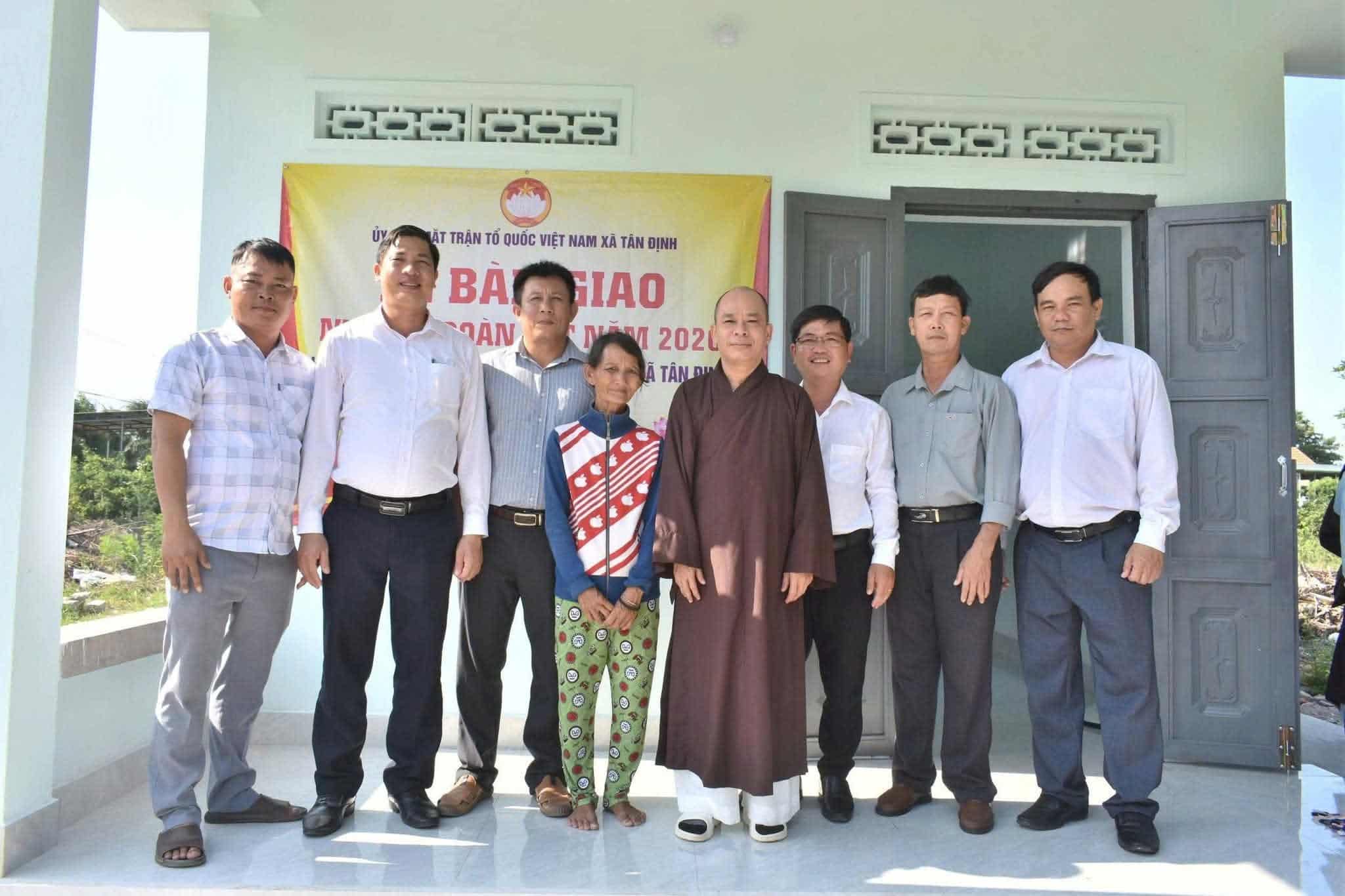 Functional agencies have organized the handover of Dai Doan Ket House worth 95 million VND to households in difficult circumstances. Photo: Tan Dinh Commune Front