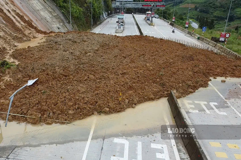 Scene of positive taluy landslide in the BOT toll station area on provincial road 155, the section leading to Mong Sen bridge on the morning of August 4. Photo: Dinh Dai