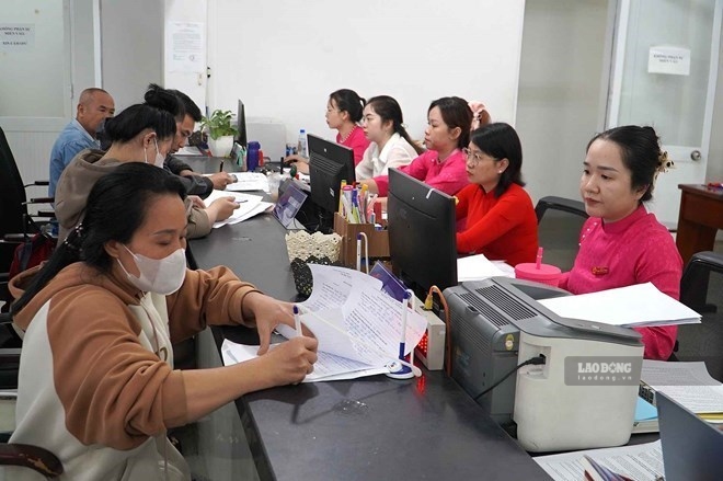 Les fonctionnaires du quartier de Di An (Hô Chi Minh-Ville) traitent les dossiers des citoyens. Photo: Minh Quan