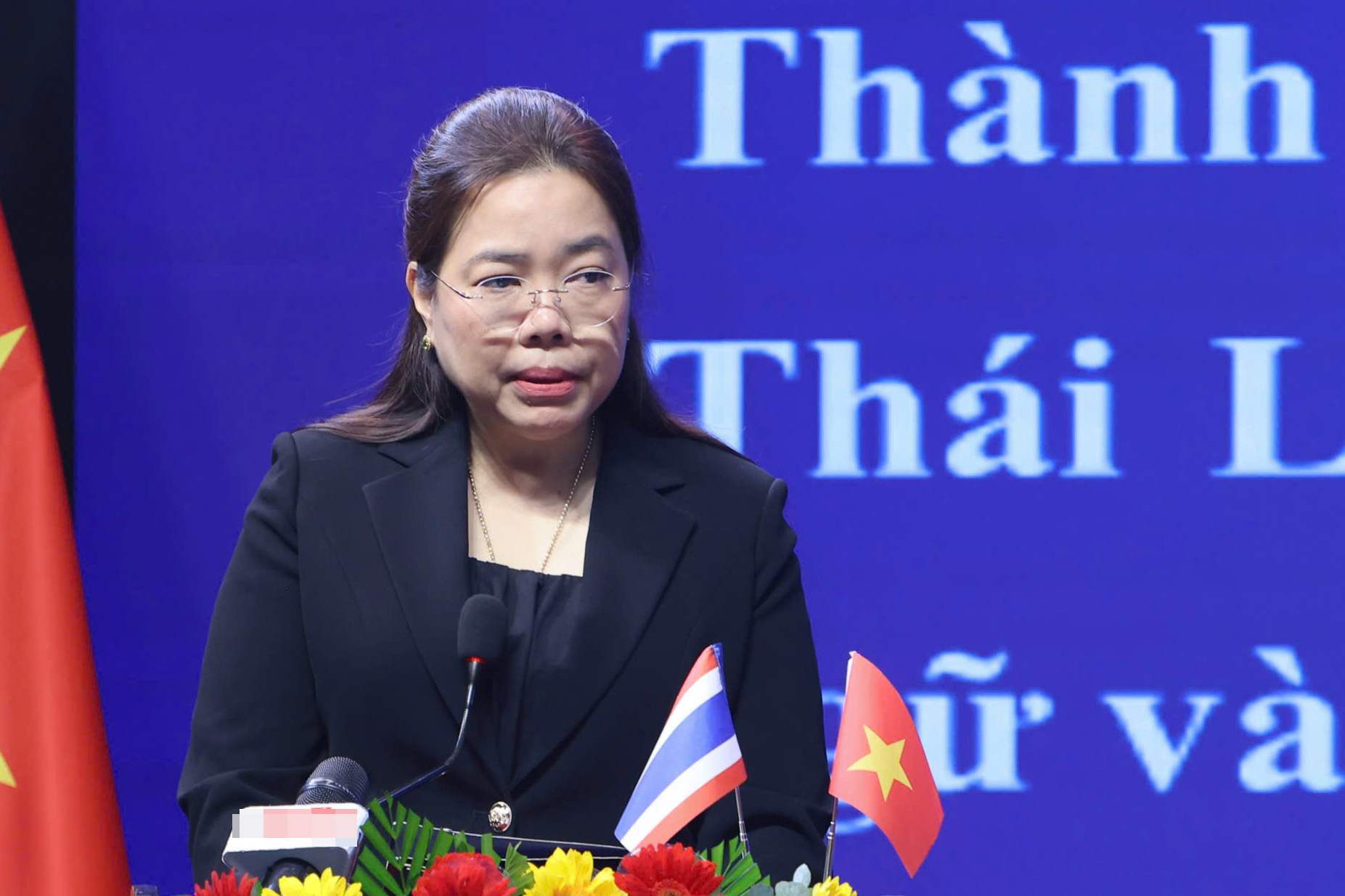 Bà Wiraka Moodhitaporn - Tổng Lãnh sự Thái Lan tại TP Hồ Chí Minh phát biểu tại buổi họp mặt. Ảnh: Tạ Quang