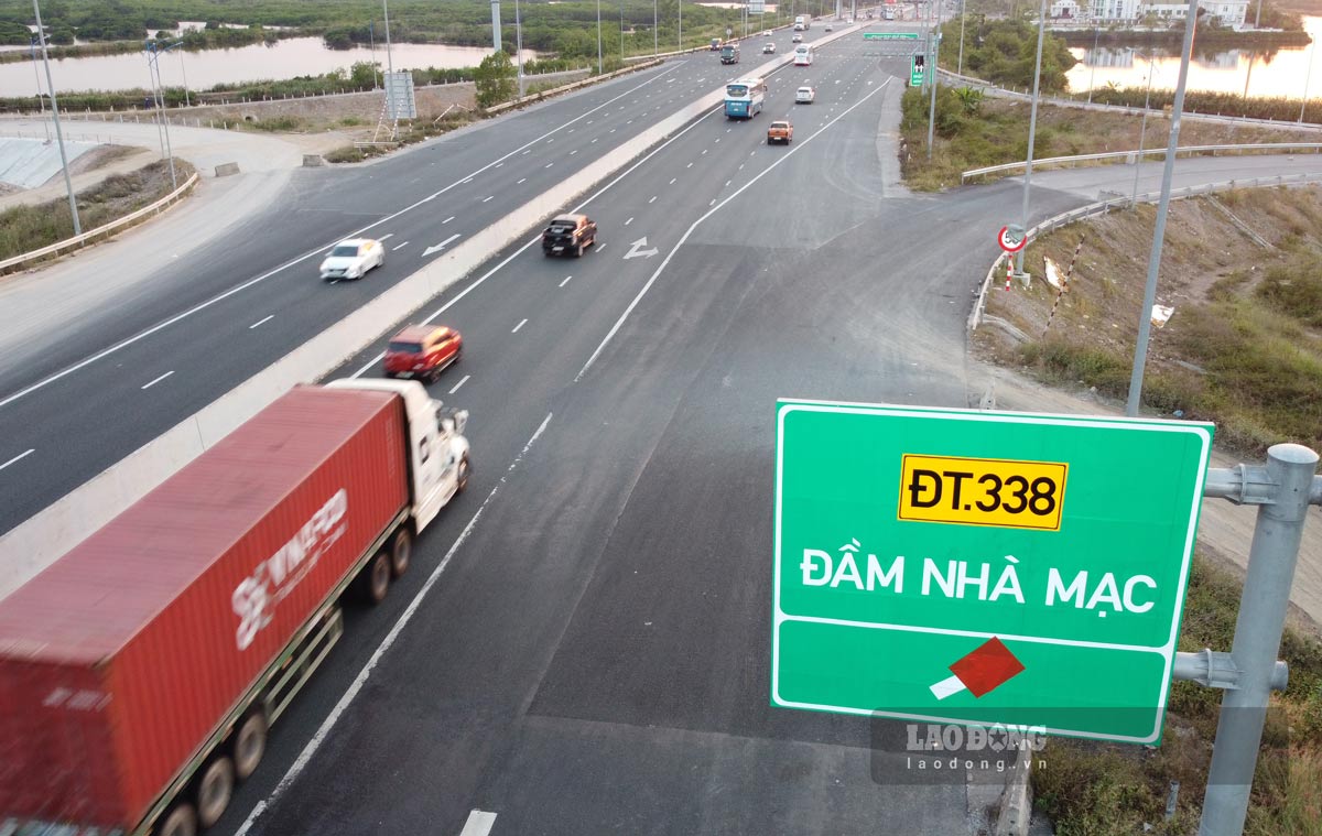 Hai Phong - Mong Cai expressway, Dam Nha Mac intersection section. Photo: Doan Hung