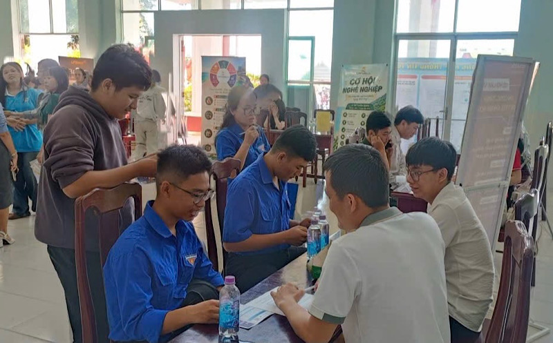 Job fair in 2026 in Cam Ranh ward. Photo: Employment Service Center