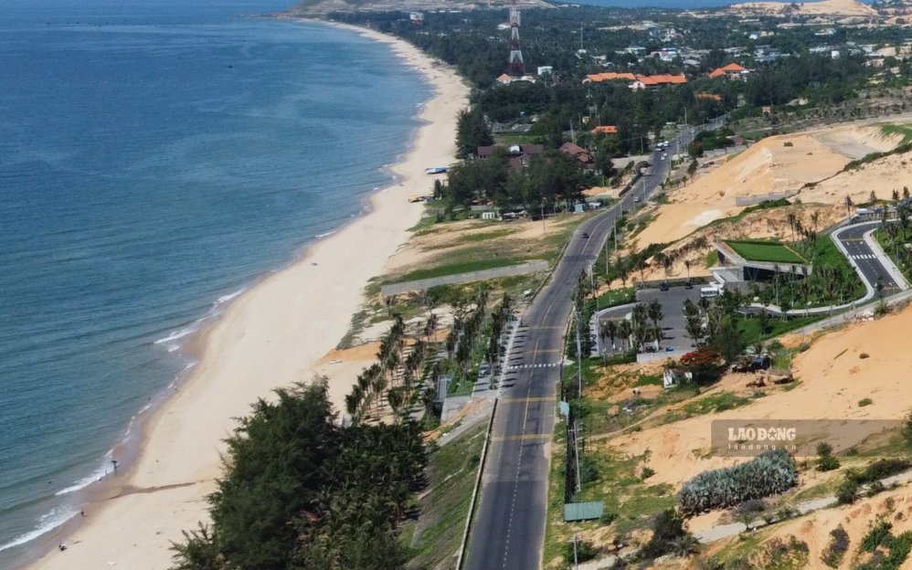 Functional forces strengthen inspection of regulations on environmental protection in coastal areas with many companies implementing tourism projects. Photo: Duy Tuan