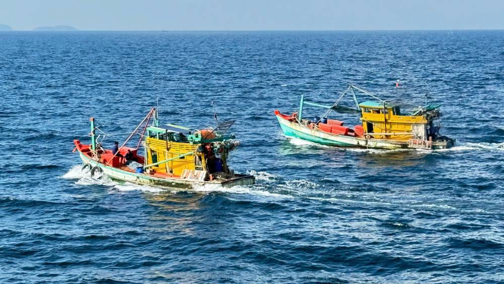 Coordinating forces bring the bodies of victims in the case of 2 fishermen suspected of falling into the sea in Phu Quoc ashore to hand over to functional agencies. Photo: Van Dinh/ Naval Region 5 Command
