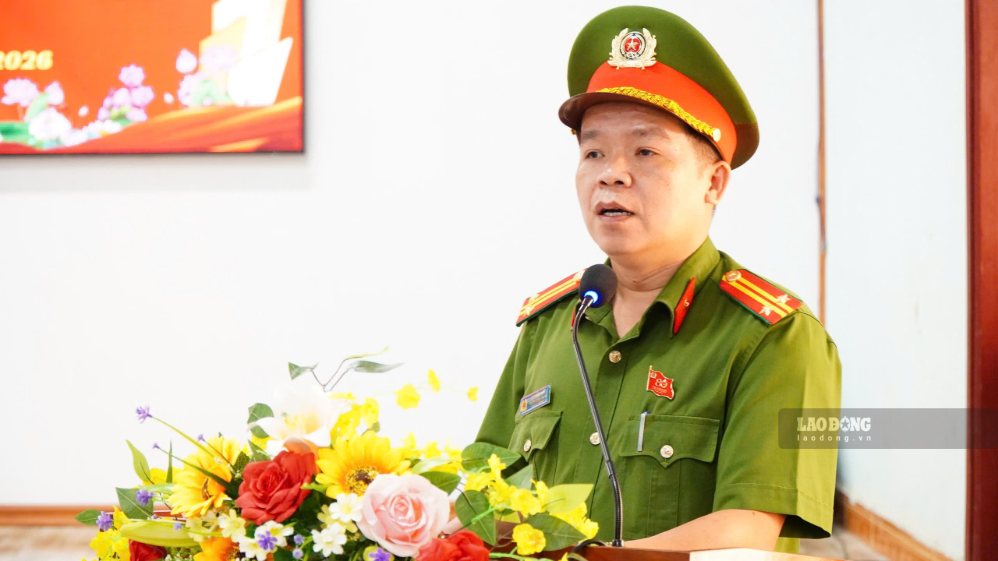 Đại diện Công an Trà Liên tiếp nhận loạt phản ánh từ người dân. Ảnh: Tuấn Tú