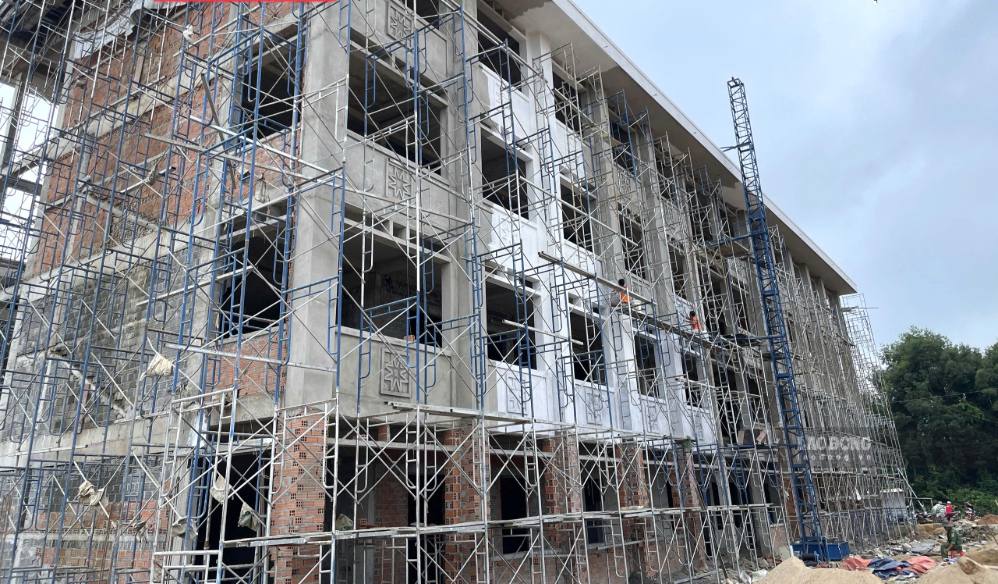 Gia Lai đang cao điểm mùa mưa, bất lợi để thi công các hạng mục ngoài trời. Ảnh Thanh Tuấn