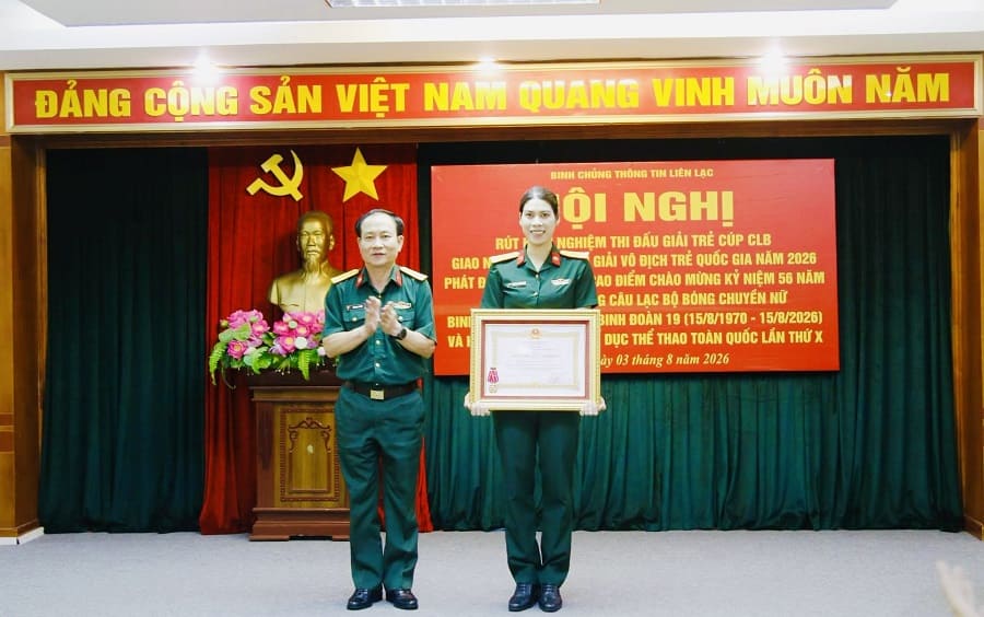 La joueuse Doan Thi Lam Oanh a eu l'honneur de recevoir l'Ordre du Travail de troisième classe. Photo: Corps des transmissions