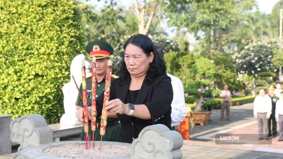 Vice Chairman of Vinh Long Provincial People's Committee Nguyen Thi Be Muoi offers incense to commemorate heroic martyrs before the bone sample taking ceremony for DNA testing. Photo: Hoang Loc